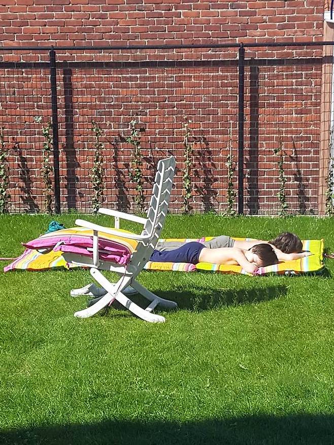 벨기에에서는 아이들마저 해가 비치면 자동으로 나와 일광욕을 즐긴다.