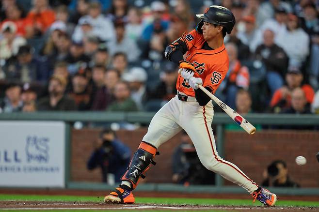 태극기 배트를 든 이정후가 15일(현지시간) 미국 캘리포니아주 샌프란시스코 오라클 파크에서 ‘2025 메이저리그(MLB)’ 탬파베이 레이스와 경기를 치르고 있다. 연합뉴스