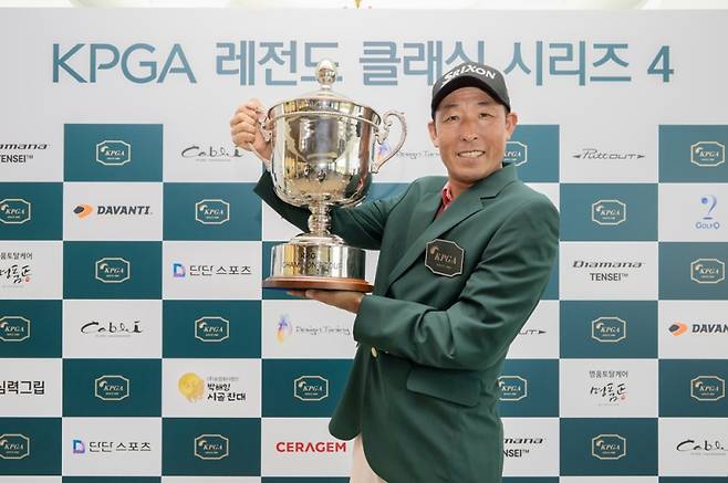 현필식(54)이 ‘KPGA 레전드 클래식 4’ 정상에 올랐다. KPGA 제공