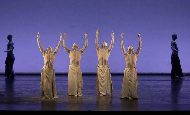 세계적인 부토 단체 산카이주쿠의 ‘코사’(KOSA) 공연 무대 중 주요 장면들. 2022년 스위스에서 초연된 작품으로, 오는 26일 서울 아르코예술극장 대극장 무대에 오른다. 코로나19 팬데믹 시기의 불확실성과 불안을 견디며 세상을 재건하려는 희망과 의지를 담았다. 산카이주쿠 제공