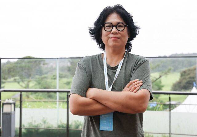 KLPGA투어 정회원이 된 지 2년만에 전격 은퇴를 선언하고 고향 제주에서 왕성한 작품 활동을 하고 있는 백유. 그는 인간과 닮아있는 피아노의 내부 구조를 해체하고 제주의 초가집 고재와 결합해 작품을 만든다. KLPGA 제공