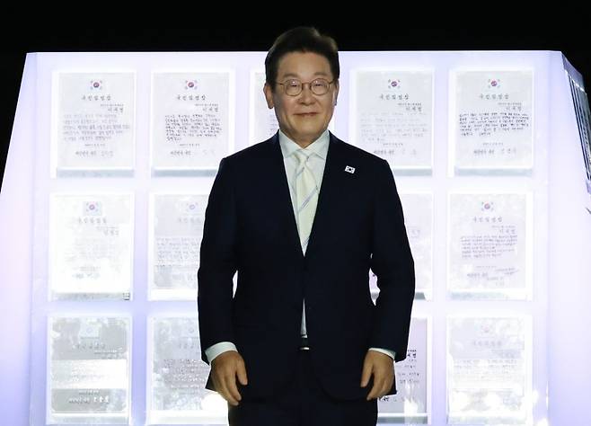 이재명 대통령이 지난 15일 서울 세종대로 광화문광장에서 열린 제21대 대통령 국민임명식 '광복 80년, 국민주권으로 미래를 세우다' 행사에서 국민대표가 전달한 '빛의 임명장'과 함께 자리하고 있다. 연합뉴스