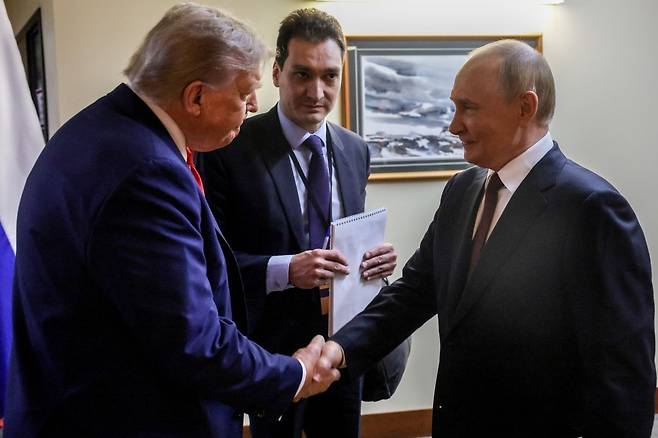 도널드 트럼프 미국 대통령(왼쪽)과 블라디미르 푸틴 러시아 대통령. 타스통신, 연합뉴스.