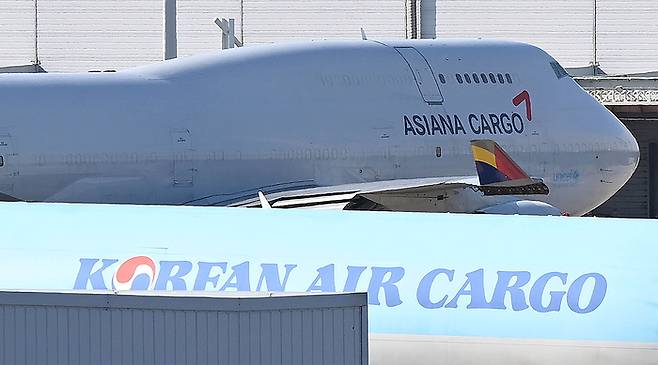 대한항공기와 아시아나 항공기. [이충우 기자]