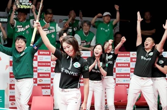 25/26 PBA팀리그 2라운드가 17일 하림-하나카드전을 시작으로 25일까지 이어진다. 사진은 지난 7월30일 1라운드 최종일 하나카드-휴온스 경기에서 하나카드가 세트스코어 3:2로 앞선 6세트에서 김가영이 차유람을 꺾고 팀의 1라운드 우승을 확정하고 큐를 들어올리고 있다. (사진=PBA)