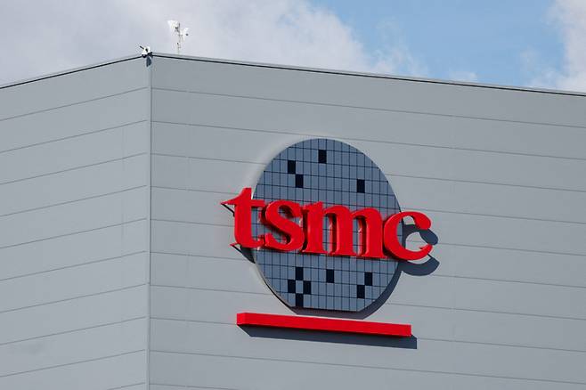 FILE PHOTO: The logo of Taiwan Semiconductor Manufacturing Company (TSMC) is displayed at its fabrication plant in Kaohsiung, Taiwan, June 7, 2025. REUTERS·연합뉴스