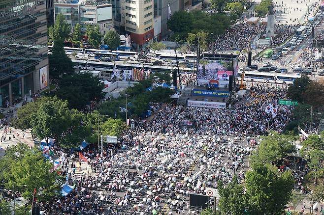 16일 서울 세종대로에서 대한민국바로세우기국민운동본부 주최 ‘8·16 광화문 국민대회’가 열리고 있다. [사진 = 연합뉴스]