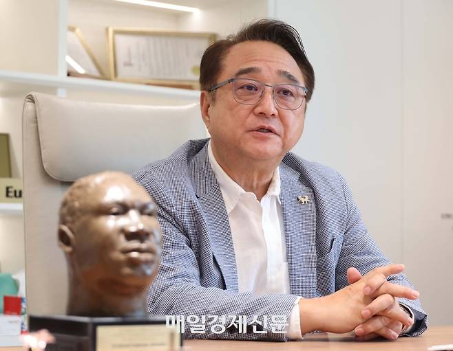 서울 종로구 미등록아동지원센터에서 은희곤 미등록아동지원센터 대표 겸 목사가 미등록아동 실태에 대한 이야기를 하고 있다. [한주형 기자]