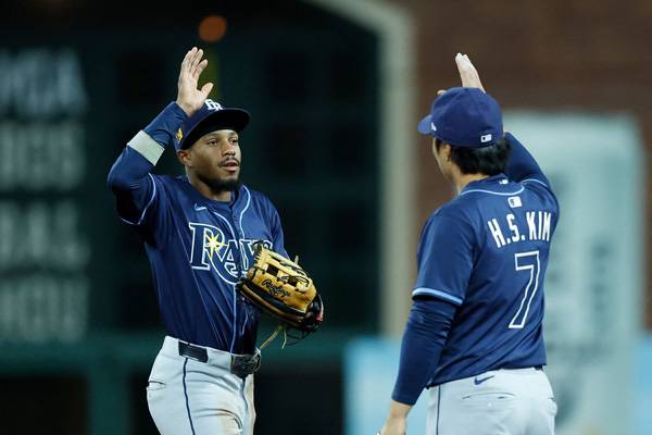 챈들러 심슨과 김하성이 경기를 마친 뒤 하이파이브를 나누고 있다. 사진= Getty Images/AFP= 연합뉴스 제공