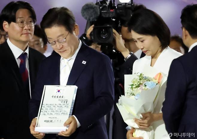 (서울=뉴스1) 김명섭 기자 = 이재명 대통령이 15일 오후 서울 종로구 광화문광장에서 열린 '광복 80년, 국민 주권으로 미래를 세우다' 제21대 대통령 국민 임명식에서 국민 대표 80인이 참여한 임명장을 전달 받고 있다. 2025.8.15/뉴스1 Copyright (C) 뉴스1. All rights reserved. 무단 전재 및 재배포, AI학습 이용 금지. /사진=(서울=뉴스1) 김명섭 기자