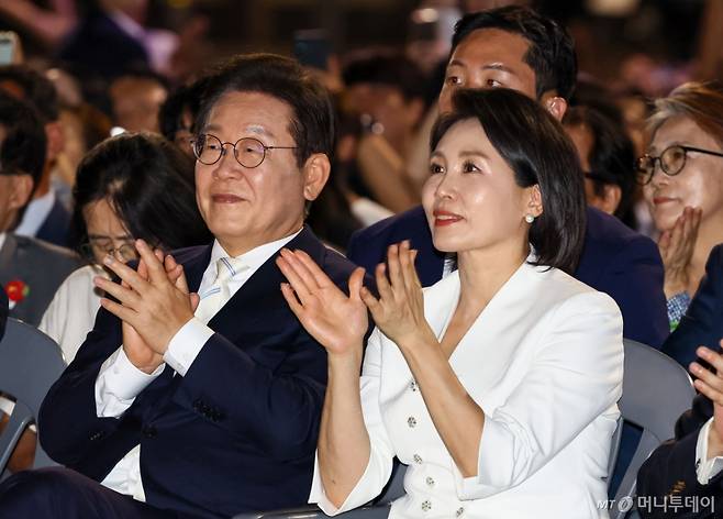 [서울=뉴시스] 고범준 기자 = 이재명 대통령과 김혜경 여사가 15일 서울 세종대로 광화문광장에서 열린 제21대 대통령 국민임명식 '광복 80년, 국민주권으로 미래를 세우다' 행사에서 공연 관람을 하고 있다. 2025.08.15. bjko@newsis.com /사진=