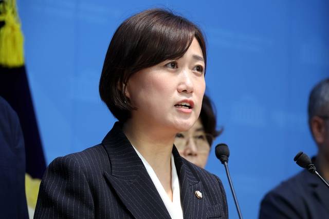 백승아 더불어민주당 의원이 지난달 24일 오전 서울 여의도 국회 소통관에서 열린 유초증등교원의 정치기본권 보장 촉구 기자회견에서 발언을 하고 있다. 뉴시스