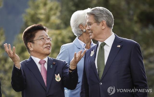 스콧 베선트 미국 재무장관과 가토 가쓰노부 일본 재무상. 연합뉴스