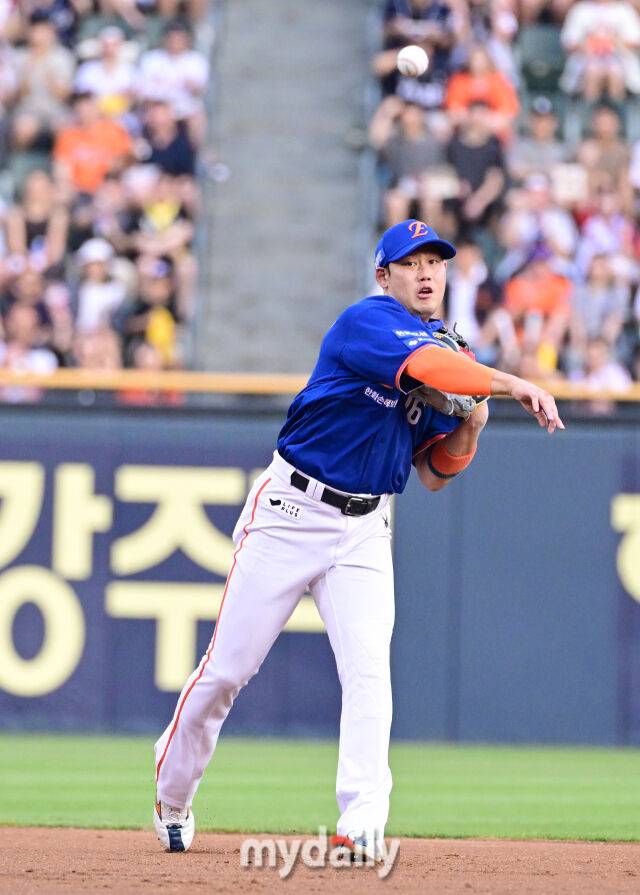 2025년 8월 8일 오후 서울 잠실구장에서 열린 '2025 신한 SOL뱅크 KBO 리그' 한화 이글스와 LG 트윈스의 경기한화 2루수 하주석이 1회말 무사 1루서 LG 문성주의 타구를 처리하고 있다./마이데일리