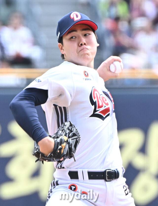 27일 오후 서울 잠실야구장에서 진행된 '2025 프로야구 KBO리그' 두산 베어스와 롯데 자이언츠의 경기. 두산 최승용이 선발등판해 역투하고 있다./마이데일리