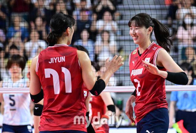 2025년 8월 16일 경상남도 진주실내체육관에서 '2025 코리아인비테이셔널 진주 국제여자배구대회' 대한민국과 일본의 경기가 열렸다. 대한민국 이주아가 기뻐하고 있다./진주=유진형 기자