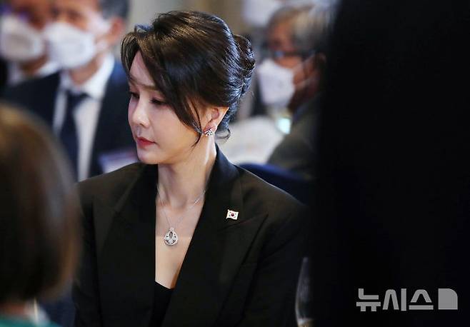 [서울=뉴시스] 전신 기자 = 김건희 특별검사팀은 서희건설이 김건희 여사가 지난 2022년 6월 해외 순방 당시 착용했다가 재산 신고 누락 논란이 불거졌던 '반 클리프 앤 아펠' 목걸이를 직접 구매해 김 여사에게 전달했다는 자수서를 받았다고 12일 밝혔다.사진은 지난 2022년 6월 29일(현지시간) 스페인 동포 초청 만찬간담회에 참석한 김 여사. 2025.08.12. photo1006@newsis.com