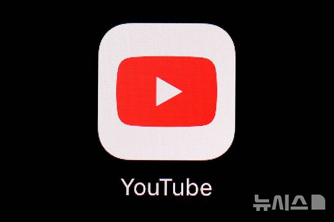 [볼티모어(미 메릴랜드주)=AP/뉴시스] 볼티모어의 아이패드에서 유튜브 앱이 보이고 있다. 2025.07.30.