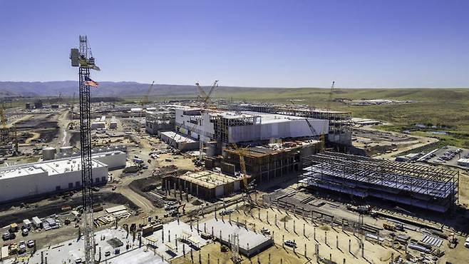 [서울=뉴시스]마이크론 테크놀로지는 12일(현지시간) 미국 내 반도체 제조 및 연구개발(R&D)에 총 2000억달러(271조원)를 투자한다고 발표했다.  미국에서 D램 생산량의 40%를 달성하는 것을 목표로 한다. 사진은 마이크론이 건설 중인 뉴욕 메가 팹. (사진=마이크론 제공) photo@newsis.com *재판매 및 DB 금지