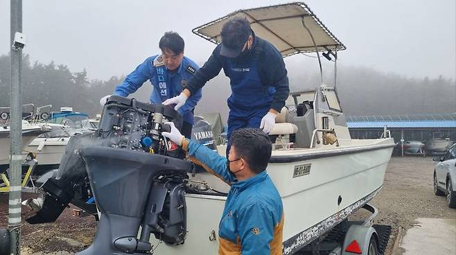 [태안=뉴시스] 지난 4월19일 태안해경 동력수상레저기구 무상점검에 참가한 레저기구 전문 수리업체 직원이 한 배에서 무상점검을 실시하고 있다. (사진=태안해양경찰서 제공) 2025.08.16. photo@newsis.com  *재판매 및 DB 금지