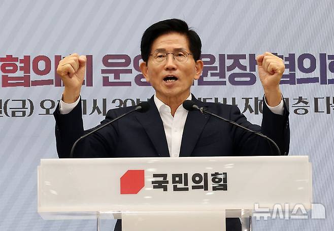 [서울=뉴시스] 김명년 기자 = 김문수 국민의힘 당대표 후보가 15일 오후 서울 여의도 국민의힘 중앙당사에서 열린 2025 원외당원협의회 운영위원장 협의회 출범식에서 발언하고 있다. 2025.08.15. kmn@newsis.com