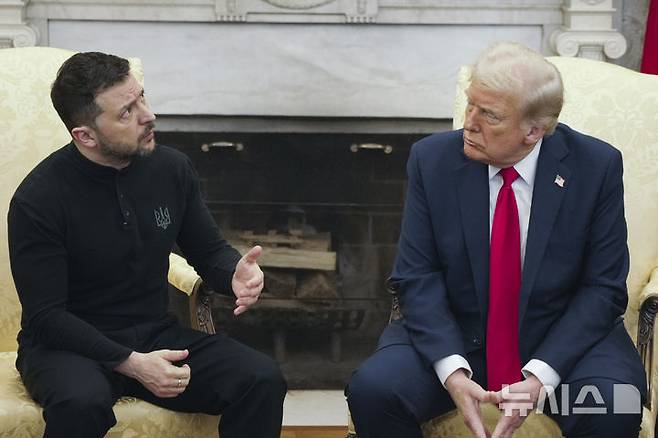 [워싱턴=AP/뉴시스] 미국 알래스카에서 열린 미러 정상회담이 휴전 합의 없이 종료된 가운데, 볼로디미르 젤렌스키 우크라이나 대통령이 오는 18일(현지시간) 미국 백악관을 찾아 도널드 트럼프 대통령과 회담한다. 사진은 트럼프 대통령과 젤렌스키 대통령이 지난 2월 28일 백악관 집무실에서 회담 중인 모습. 2025.08.16