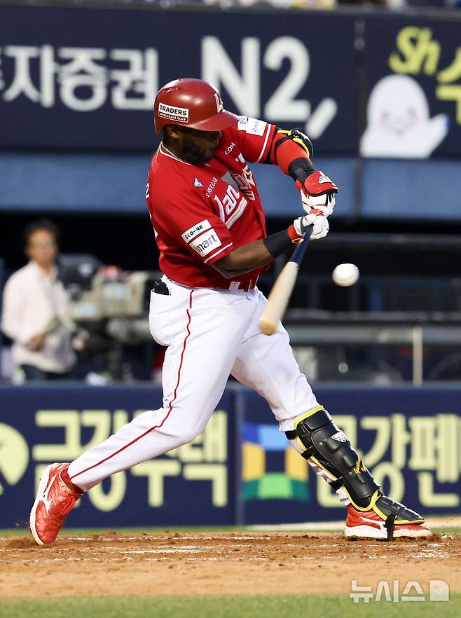 [서울=뉴시스] 김선웅 기자 = 11일 서울 송파구 잠실야구장에서 열린 2025 프로야구 SSG 랜더스와 LG 트윈스의 경기, 5회초 1사 주자 1루 상황, SSG 2번타자 에레디아가 우익수 앞 1루타를 때리고 있다. 2025.06.11. mangusta@newsis.com