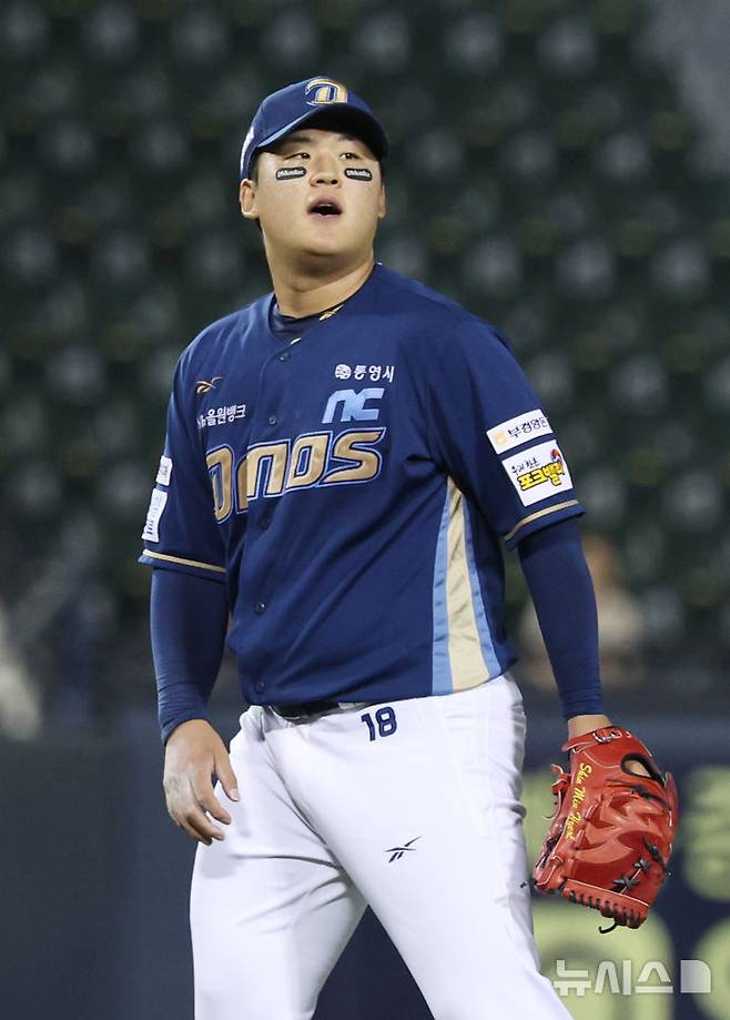 [서울=뉴시스] 김진아 기자 = 19일 오후 서울 송파구 잠실야구장에서 열린 2025 KBO리그 NC 다이노스와 LG 트윈스의 경기에서 7회말 2사 1루 LG 박동원이 땅볼 아웃, NC 신민혁이 수비를 지켜보고 있다. 2025.06.19. bluesoda@newsis.com