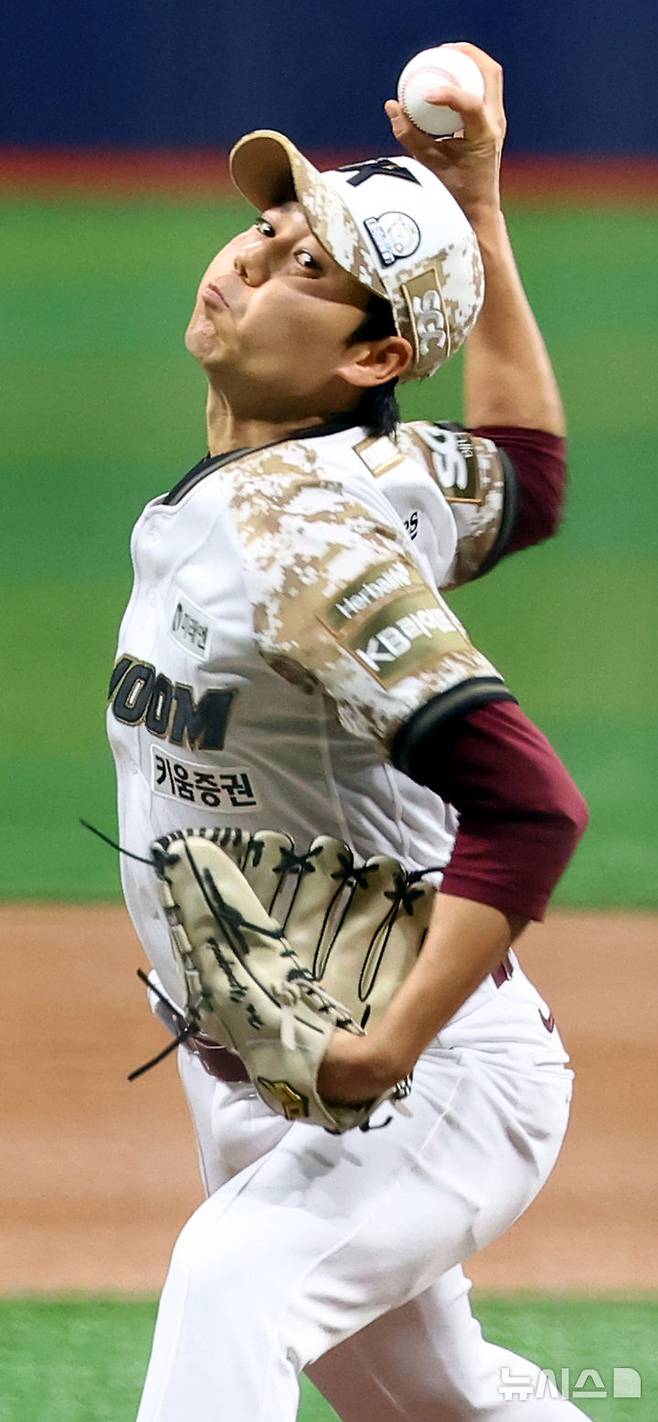 [서울=뉴시스] 박주성 기자 = 26일 오후 서울 구로구 고척스카이돔에서 열린 프로야구 2025 KBO리그 KIA 타이거즈 대 키움 히어로즈의 경기, 키움 선발 하영민이 역투하고 있다. 2025.06.26. park7691@newsis.com
