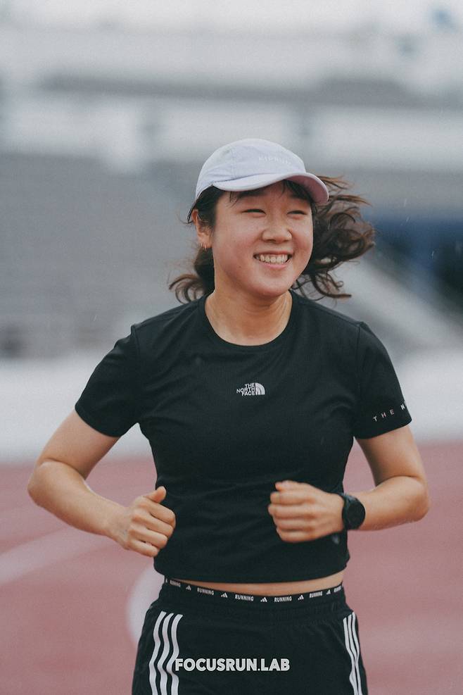 5,000m 기록 측정 중인 신현정 기자