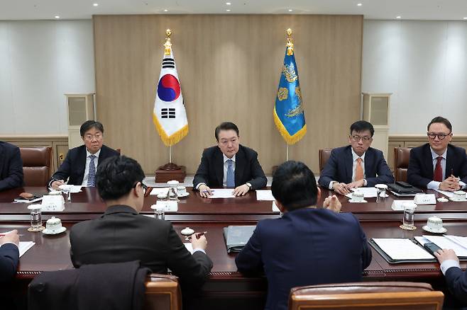 2023년 2월 21일 윤석열 당시 대통령이 서울 용산 대통령실 청사에서 한동훈 법무부·원희룡 국토부 장관, 윤희근 경찰청장, 권기섭 노동부 차관 등으로부터 건설현장 폭력 현황과 실태를 보고받고 있다. 연합뉴스