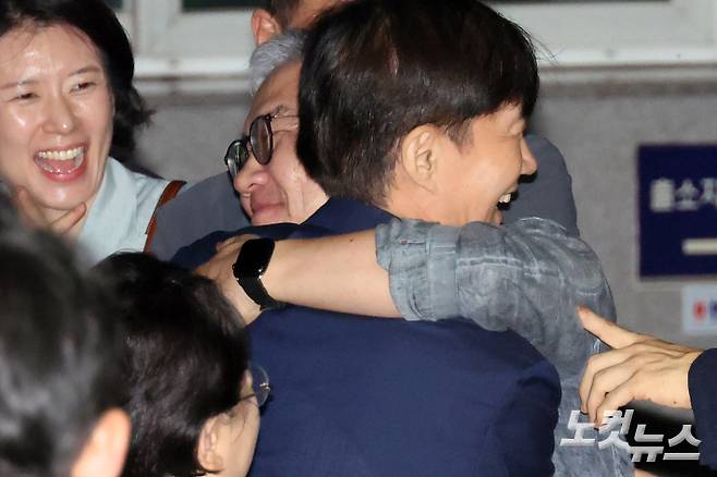 '광복절 특별사면'으로 사면·복권되는 조국 전 조국혁신당 대표가 15일 새벽 구로구 서울남부교도소를 나서며 최강욱 전 더불어민주당 의원과 포옹을 하고 있다. 윤창원 기자