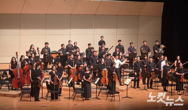 전북CBS와 전주세계소리축제가 함께한 '손열음 & 고잉홈프로젝트' 공연이 16일 오후 한국소리문화의전당 모악당에서 열렸다. 연주를 마친 고잉홈프로젝트 단원들이 관객들에게 인사하고 있다. 최명국 기자