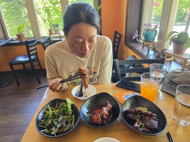 오리건에서 우연히 발견한 식당에서 한국식 갈비와 양념치킨을 만났다. 이날만큼은 건강은 제쳐두고 기꺼이 과식을 즐겼다.
