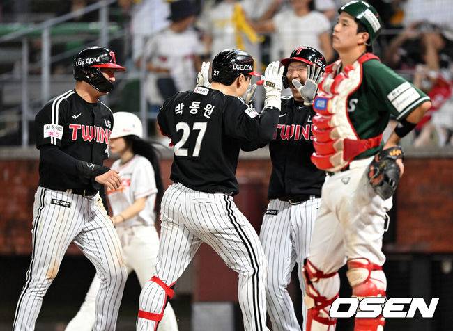 [OSEN=인천, 이대선 기자] 15일 오후 인천 SSG랜더스필드에서 2025 신한 SOL Bank KBO리그 SSG 랜더스와 LG 트윈스의 경기가 열렸다.SSG는 화이트, LG는 치리노스를 선발 투수로 내세웠다.8회초 2사 1,2루에서 LG 박동원이 좌월 스리런 홈런을 치고 홈에서 환호하고 있다. 2025.08.15 /sunday@osen.co.kr