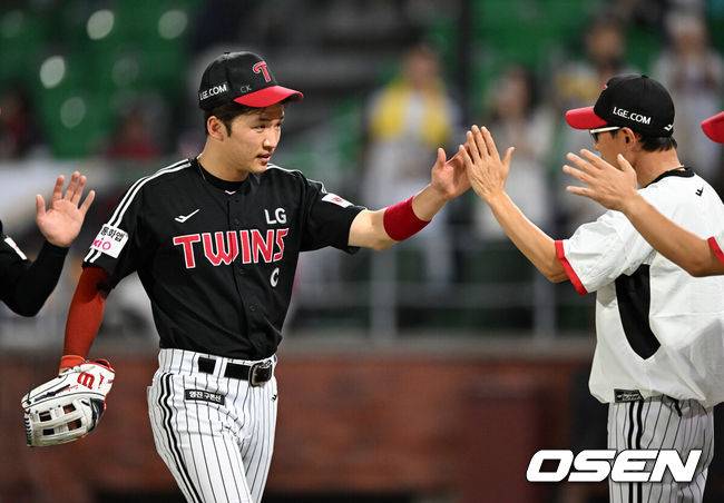 [OSEN=인천, 이대선 기자] LG는 15일 인천 SSG랜더스필드에서 열린 2025 신한 SOL뱅크 KBO리그 원정 경기에서 SSG에 5-3으로 이겼다.경기 종료 후 LG 박해민이 염경엽 감독과 승리의 기쁨을 나누고 있다. 2025.08.15 /sunday@osen.co.kr