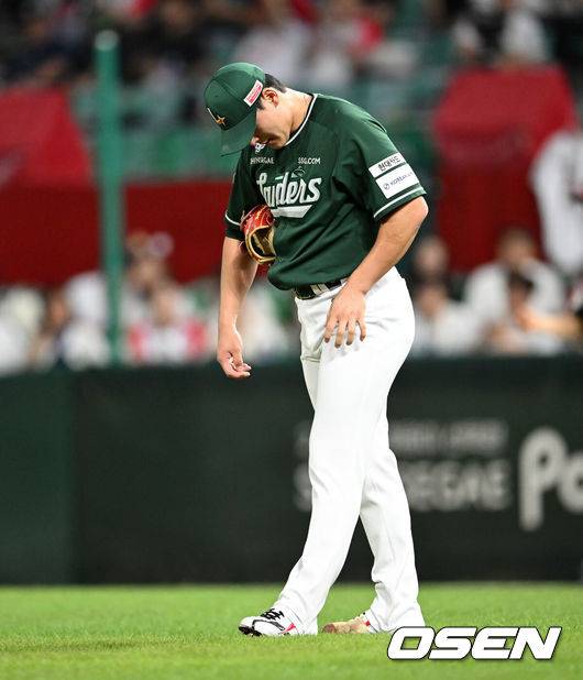 [OSEN=인천, 이대선 기자] 15일 오후 인천 SSG랜더스필드에서 2025 신한 SOL Bank KBO리그 SSG 랜더스와 LG 트윈스의 경기가 열렸다.SSG는 화이트, LG는 치리노스를 선발 투수로 내세웠다.8회초 2사 1,2루에서 LG 박동원에게 좌월 스리런 홈런을 허용한 SSG 조병현이 아쉬워하고 있다. 2025.08.15 /sunday@osen.co.kr