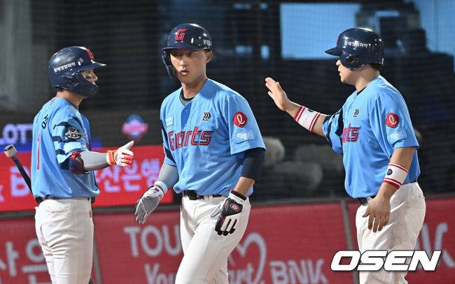 [OSEN=부산, 이석우 기자] 15일 부산 사직야구장에서 2025 신한 SOL 뱅크 KBO 리그 롯데 자이언츠와 삼성 라이온즈의 경기가 열렸다. 홈팀 롯데는 이민석이, 방문팀 삼성은 가라비토가 선발 출전했다.롯데 자이언츠 노진혁과 유강남이 6회말 2사 만루 김민성의 좌익수 왼쪽 3타점 2루타때 득점을 올리고 황두성과 하이파이브를 하고 있다. 2025.08.15 / foto0307@osen.co.kr