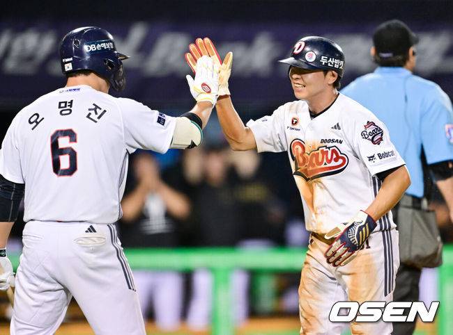 [OSEN=잠실, 박준형 기자] 15일 오후 서울 잠실구장에서 ‘2025 신한 SOL BANK KBO리그’ 두산 베어스와 KIA 타이거즈의 경기가 진행됐다.이날 두산은 잭로그를, KIA는 김도현을 선발투수로 내세웠다. 9회말 2사 2루 KIA 송구 실책으로 동점 득점 올린 정수빈이 미소 짓고 있다.   2025.08.15 / soul1014@osen.co.kr