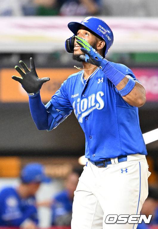 [OSEN=인천, 민경훈 기자] 6일 오후 인천 SSG 랜더스 필드에서 ‘2025 신한 SOL BANK KBO리그’ SSG 랜더스와 삼성 라이온즈의 경기가 열렸다.이날 SSG은 앤더슨을, 삼성은 이승현을 선발투수로 내세웠다.6회초 1사 삼성 디아즈가 달아나는 솔로 홈런을 때린 후 그라운드를 돌고 있다. 2025.08.06 / rumi@osen.co.kr