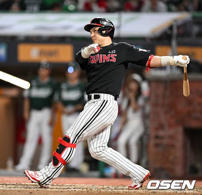 [OSEN=인천, 이대선 기자] 15일 오후 인천 SSG랜더스필드에서 2025 신한 SOL Bank KBO리그 SSG 랜더스와 LG 트윈스의 경기가 열렸다.SSG는 화이트, LG는 치리노스를 선발 투수로 내세웠다.8회초 2사 1,2루에서 LG 박동원이 좌월 스리런 홈런을 치고 있다. 2025.08.15 /sunday@osen.co.kr