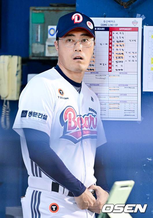 [OSEN=잠실, 박준형 기자] 15일 오후 서울 잠실구장에서 ‘2025 신한 SOL BANK KBO리그’ 두산 베어스와 KIA 타이거즈의 경기가 진행됐다.이날 두산은 잭로그를, KIA는 김도현을 선발투수로 내세웠다. 연장10회초 두산 조성환 감독대행이 경기를 지켜보고 있다  2025.08.15 / soul1014@osen.co.kr