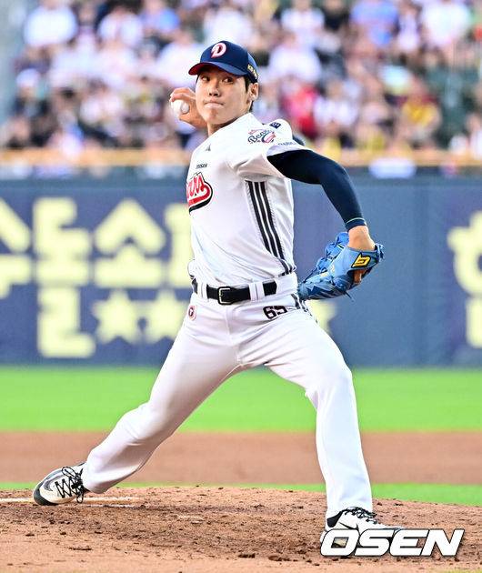 [OSEN=잠실, 지형준 기자] 16일 서울 잠실구장에서 ‘2025 신한 SOL Bank KBO리그’ 두산 베어스와 KIA 타이거즈의 경기가 열렸다.두산은 최승용, KIA는 이의리를 선발로 내세웠다.3회초 두산 윤태호가 역투하고 있다. 2025.08.16. / jpnews@osen.co.kr