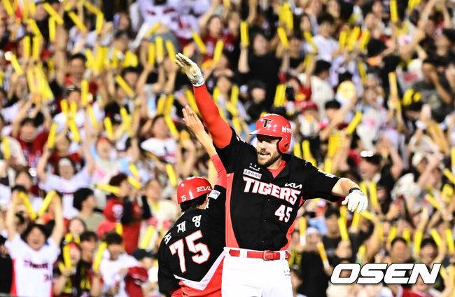 [OSEN=잠실, 지형준 기자] 16일 서울 잠실구장에서 ‘2025 신한 SOL Bank KBO리그’ 두산 베어스와 KIA 타이거즈의 경기가 열렸다.두산은 최승용, KIA는 이의리를 선발로 내세웠다.9회말 1사에서 KIA 위즈덤이 동점 좌월 솔로포를 날리며 기뻐하고 있다. 2025.08.16. / jpnews@osen.co.kr