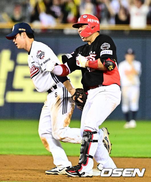 [OSEN=잠실, 지형준 기자] 16일 서울 잠실구장에서 ‘2025 신한 SOL Bank KBO리그’ 두산 베어스와 KIA 타이거즈의 경기가 열렸다.두산은 최승용, KIA는 이의리를 선발로 내세웠다.9회초 2사 2루에서 KIA 김태군이 역전 1타점 적시 2루타를 날리며 기뻐하고 있다. 2025.08.16. / jpnews@osen.co.kr