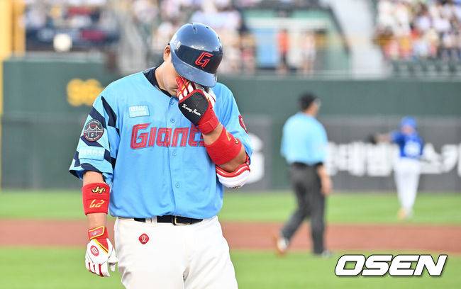 [OSEN=부산, 이석우 기자] 16일 부산 사직야구장에서 2025 신한 SOL 뱅크 KBO 리그 롯데 자이언츠와 삼성 라이온즈의 경기가 열렸다. 홈팀 롯데는 박세웅이, 방문팀 삼성은 최원태가 선발 출전했다.롯데 자이언츠 유강남이 2회말 1사 2루 잘맞은 타구가 좌익수 플라이로 잡히자 아쉬워하고 있다. 2025.08.16 / foto0307@osen.co.kr