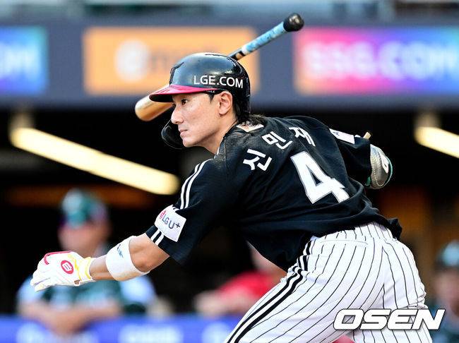 [OSEN=잠실, 최규한 기자] 16일 인천 SSG랜더스필드에서 ‘2025 신한 SOL Bank KBO리그’ SSG 랜더스와 LG 트윈스의 경기가 열렸다.홈팀 SSG는 김건우, 방문팀 LG는 송승기를 선발로 내세웠다.2회초 2사 2루 상황 LG 신민재가 달아나는 1타점 적시타를 날리고 있다. 2025.08.16 / dreamer@osen.co.kr