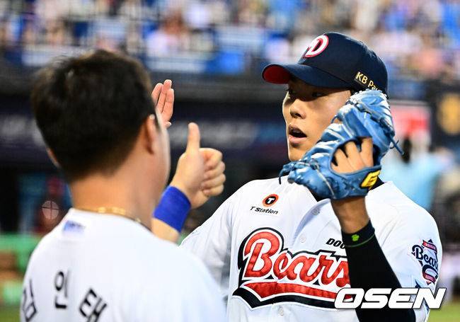 [OSEN=잠실, 지형준 기자] 16일 서울 잠실구장에서 ‘2025 신한 SOL Bank KBO리그’ 두산 베어스와 KIA 타이거즈의 경기가 열렸다.두산은 최승용, KIA는 이의리를 선발로 내세웠다.6회초 2사에서 두산 윤태호가 KIA 김호령을 삼진 처리하며 기뻐하고 있다. 2025.08.16. / jpnews@osen.co.kr