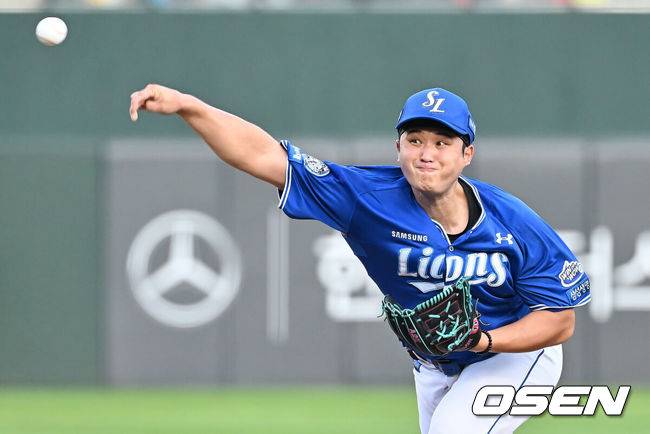 [OSEN=부산, 이석우 기자] 16일 부산 사직야구장에서 2025 신한 SOL 뱅크 KBO 리그 롯데 자이언츠와 삼성 라이온즈의 경기가 열렸다. 홈팀 롯데는 박세웅이, 방문팀 삼성은 최원태가 선발 출전했다.삼성 라이온즈 선발 투수 최원태가 역투하고 있다. 2025.08.16 / foto0307@osen.co.kr