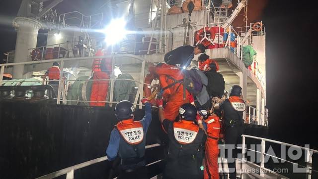 ▲화재선박 선원 구조 장면. 2025.8.16.ⓒ여수해경